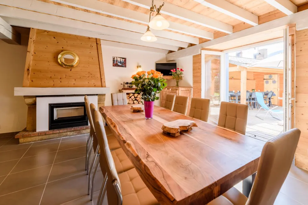 La salle a manger, sa cheminée, ouverte sur la terrasse