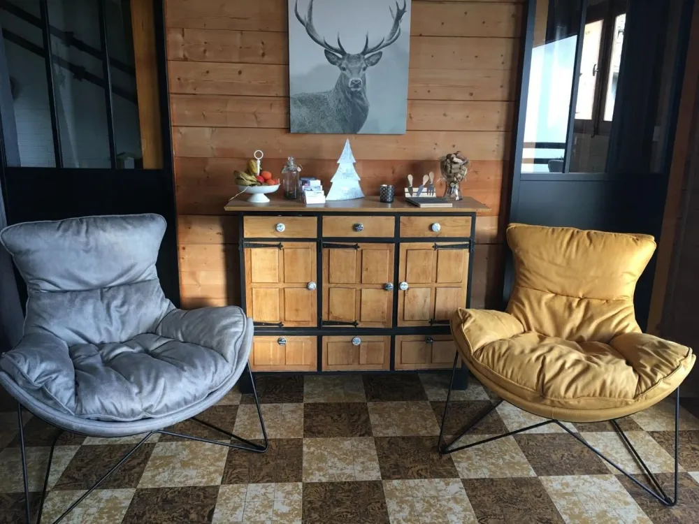 Fauteuils moelleux pour la sieste, pour bouquiner ou pour admirer le massif de l'Etendard.