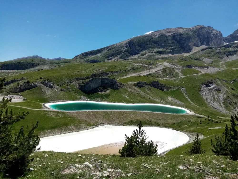 lac artificiel en haut entre la joue du loup et super devoluy