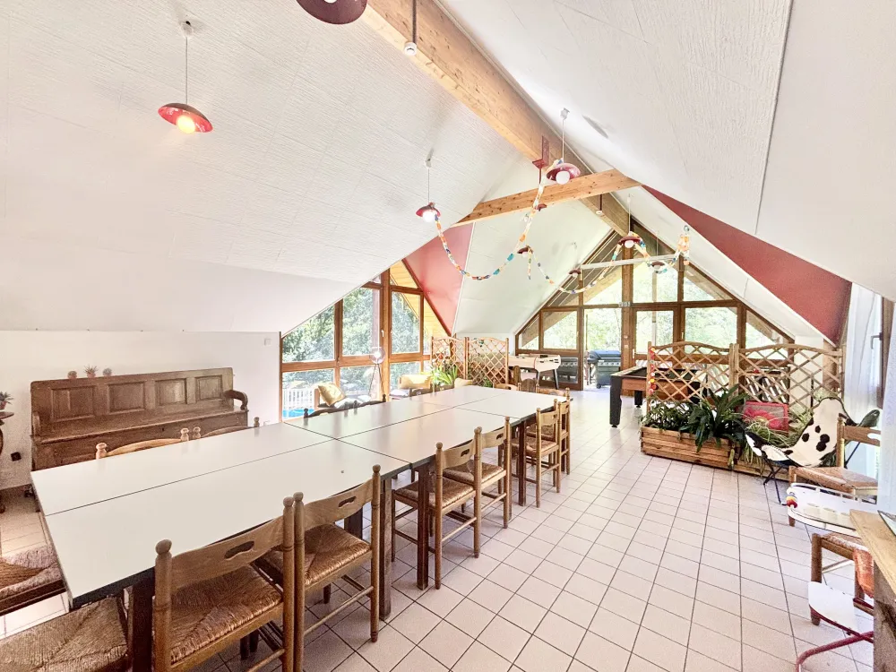 A spacious and bright living area, perfect for bringing everyone together.

A large dining table where all your guests can share meals side by side.

A fully equipped professional kitchen, ideal for preparing dishes or working with a caterer.

Numer