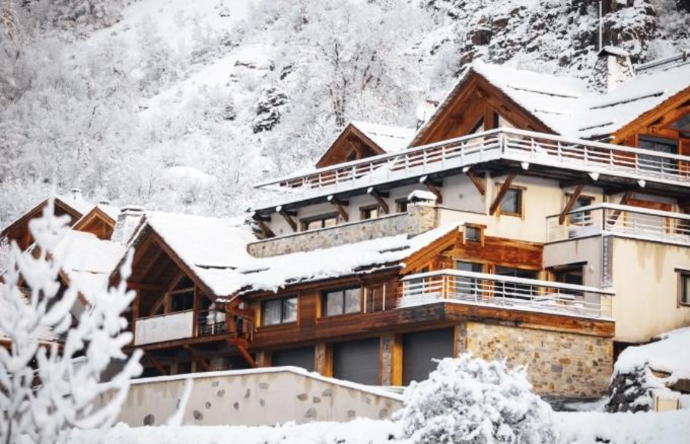 Chalet sous la neige