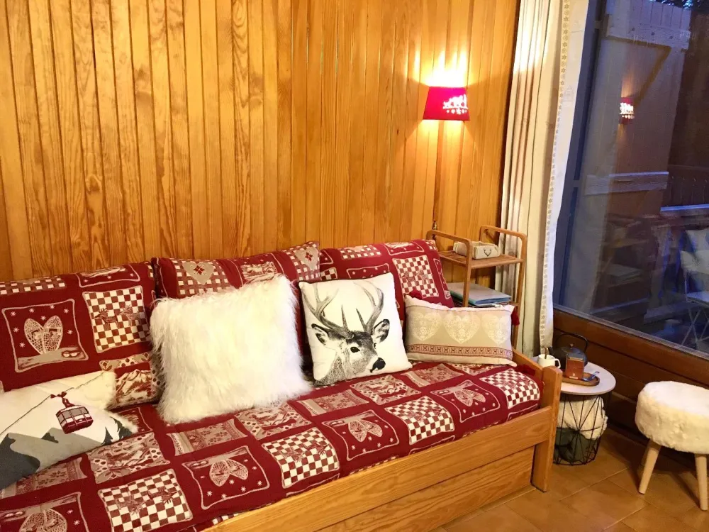 Séjour avec lit gigogne, guéridon et tabouret 