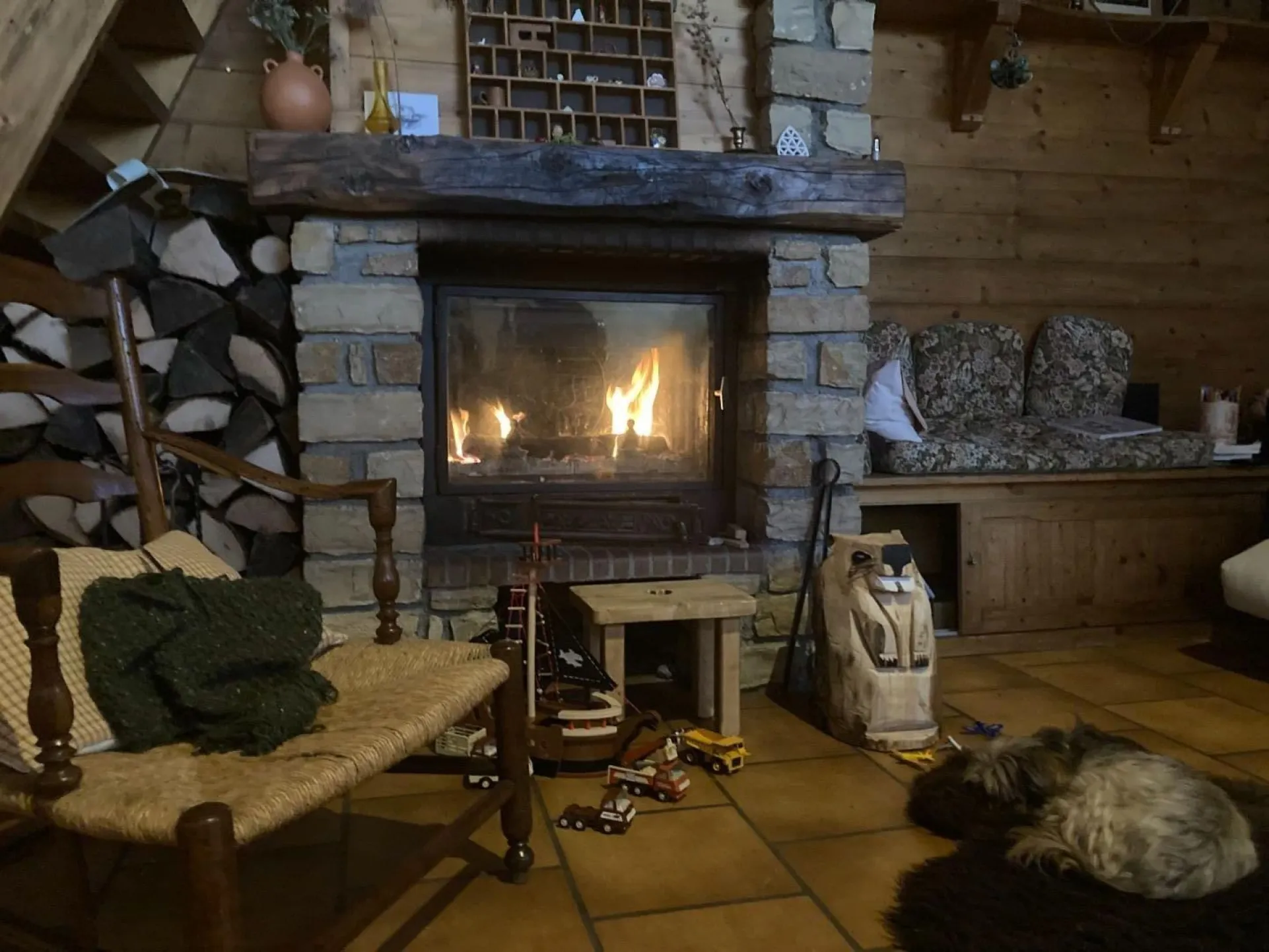La cheminée dans la salle de vie. Insert. Stockage de bois à coté.