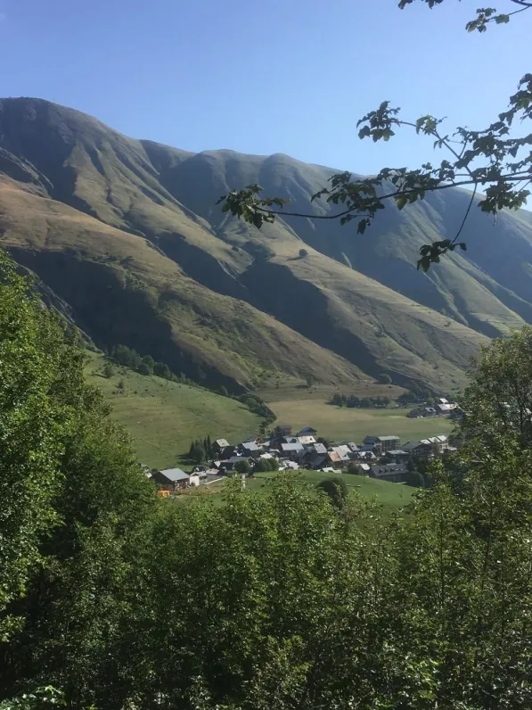 vue sur le village et les montagnes depuis l'appartement