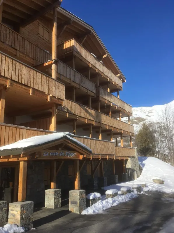 l'entrée du chalet l'hiver