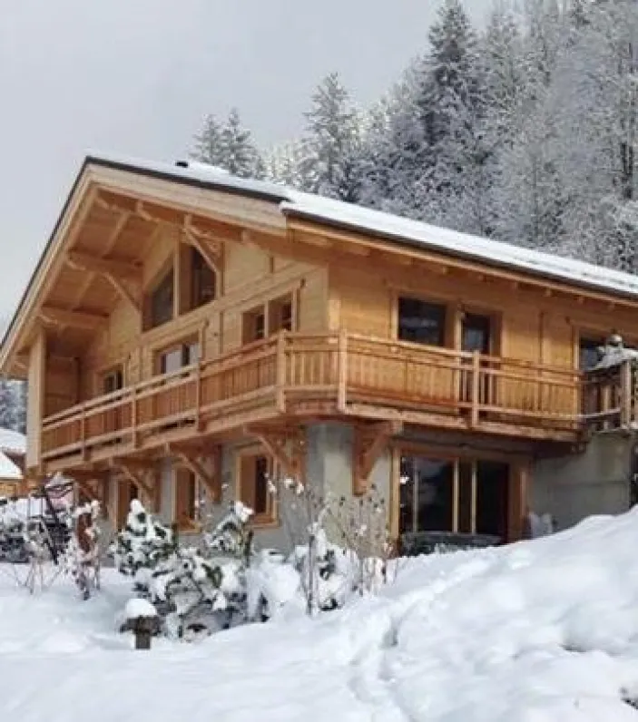 chalet sous la neige , appartement  en rez de jardin avec accès direct sur la terrasse et le jardin