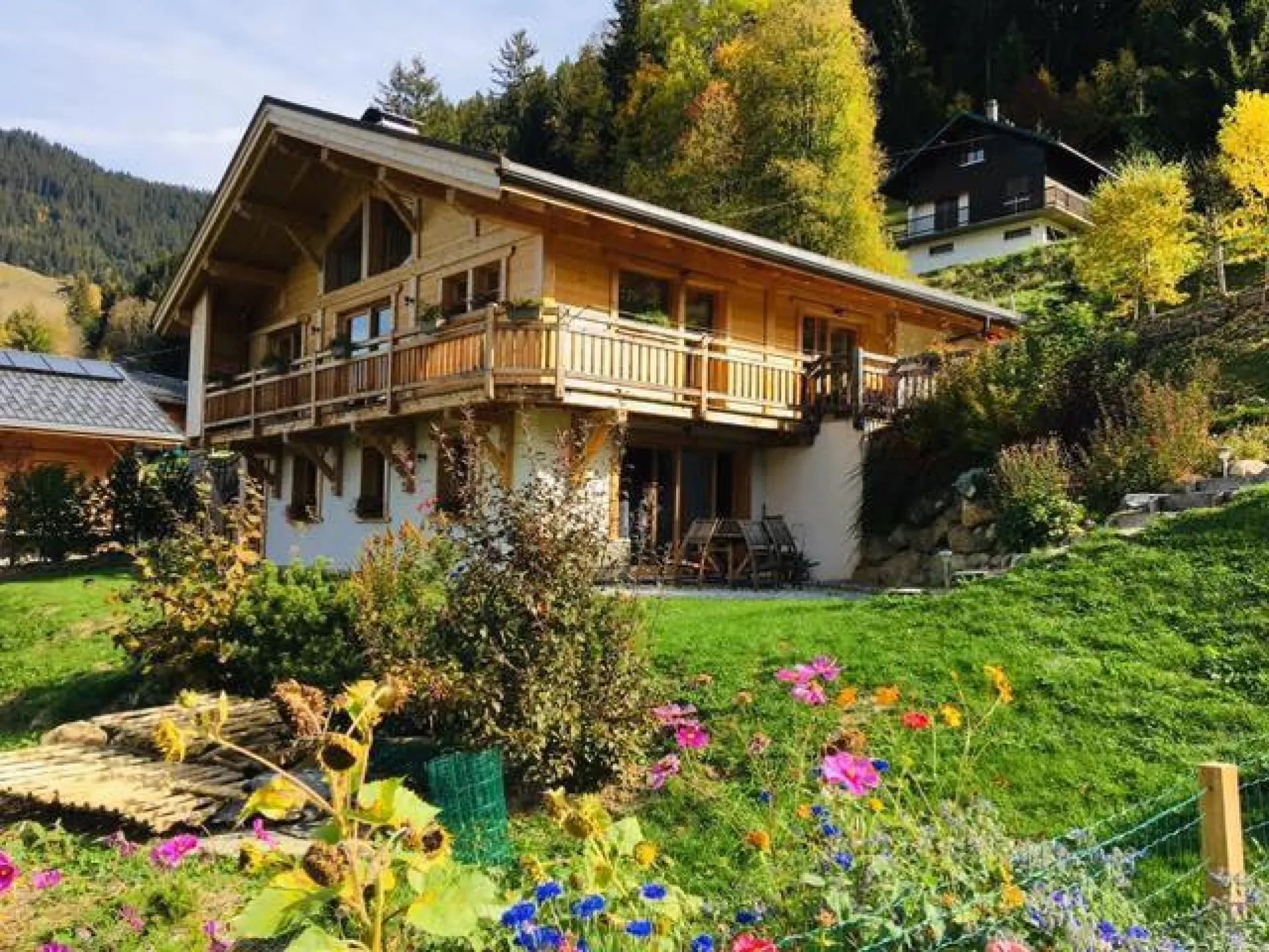 chalet l'été, appartement en rez de jardin , terrain et terrasse 