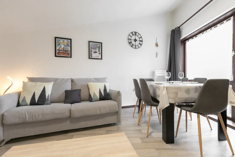 Living room (dining area, living room, kitchen)