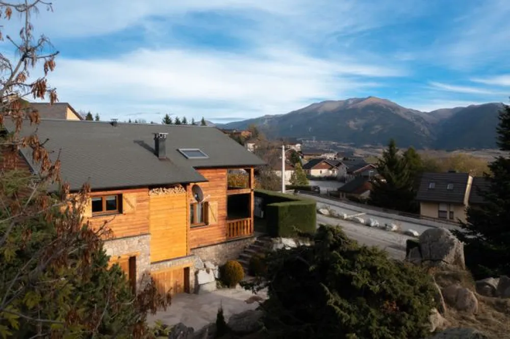 Face Sud-Ouest du chalet avec vue sur le Cambre-d'Aze et la vallée d'Eyne. 