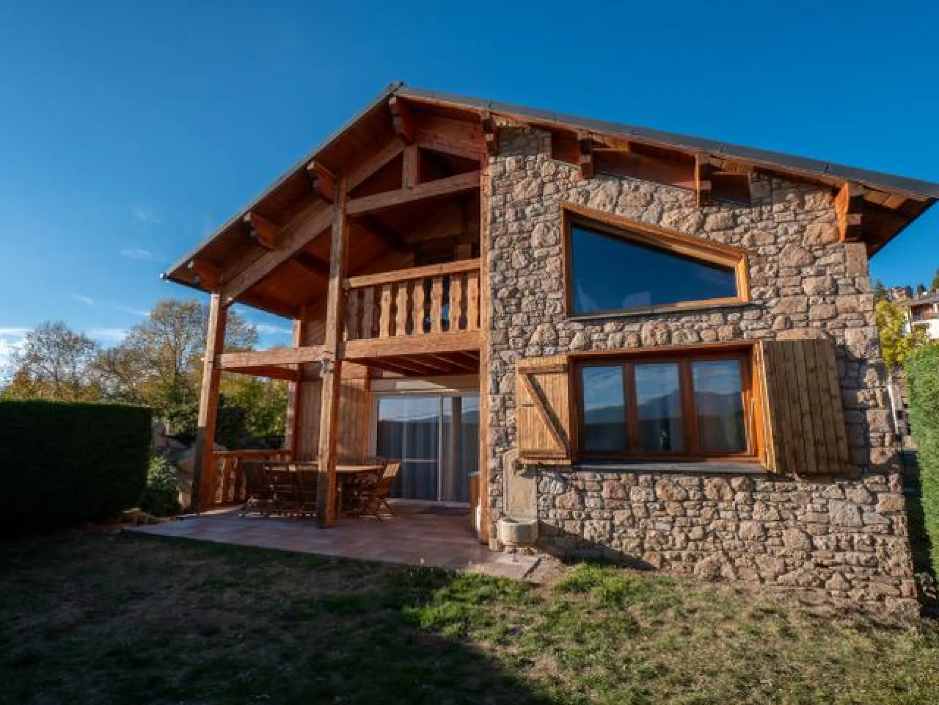 Façade Sud, Rez-de-jardin avec terrasse aménagée + plancha. 