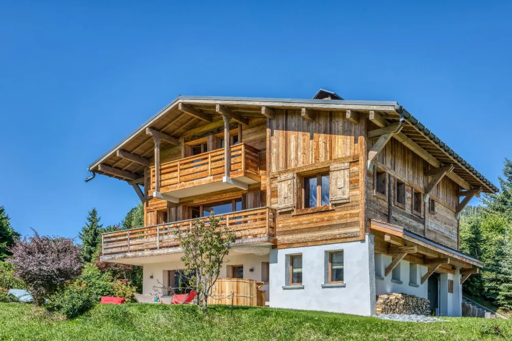 Face au Mont Blanc à Ormaret dans l'un des plus beaux hameaux de Megève, découvrez ce chalet exceptionnel. Le très grand double living room et salon sont spacieux. Les matériaux sont nobles, il y a des terrasses, jardin et un magnifique spa 
