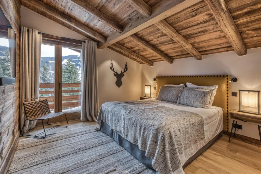 Chacune des 5 chambres est composé en suite avec sa propre salle de bains et ses WC. Voici la "Suite Megève" Les lainages sont lumineux et doux, vous pourrez admirer les magnifiques poutraisons en bois de chalet d'alpage