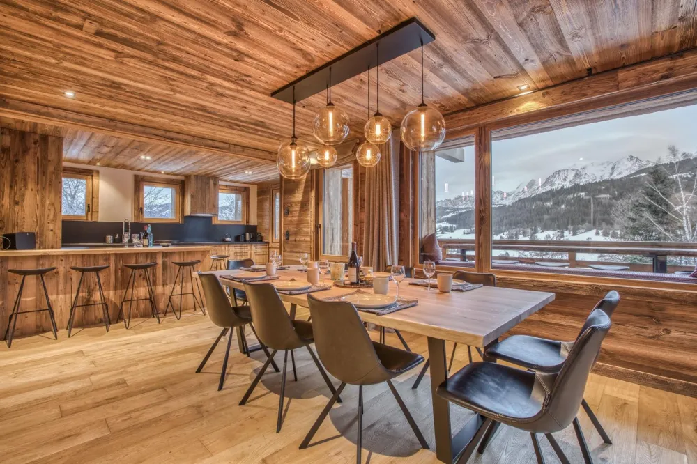 Chalet de Luxe, face au Mont Blanc à Megève. L'immense table d'hôte permettant de recevoir jusqu'a 12 convives dans la plus grande élégance. Il est possible également de réserver un cuisinier et une aide de ménage. 