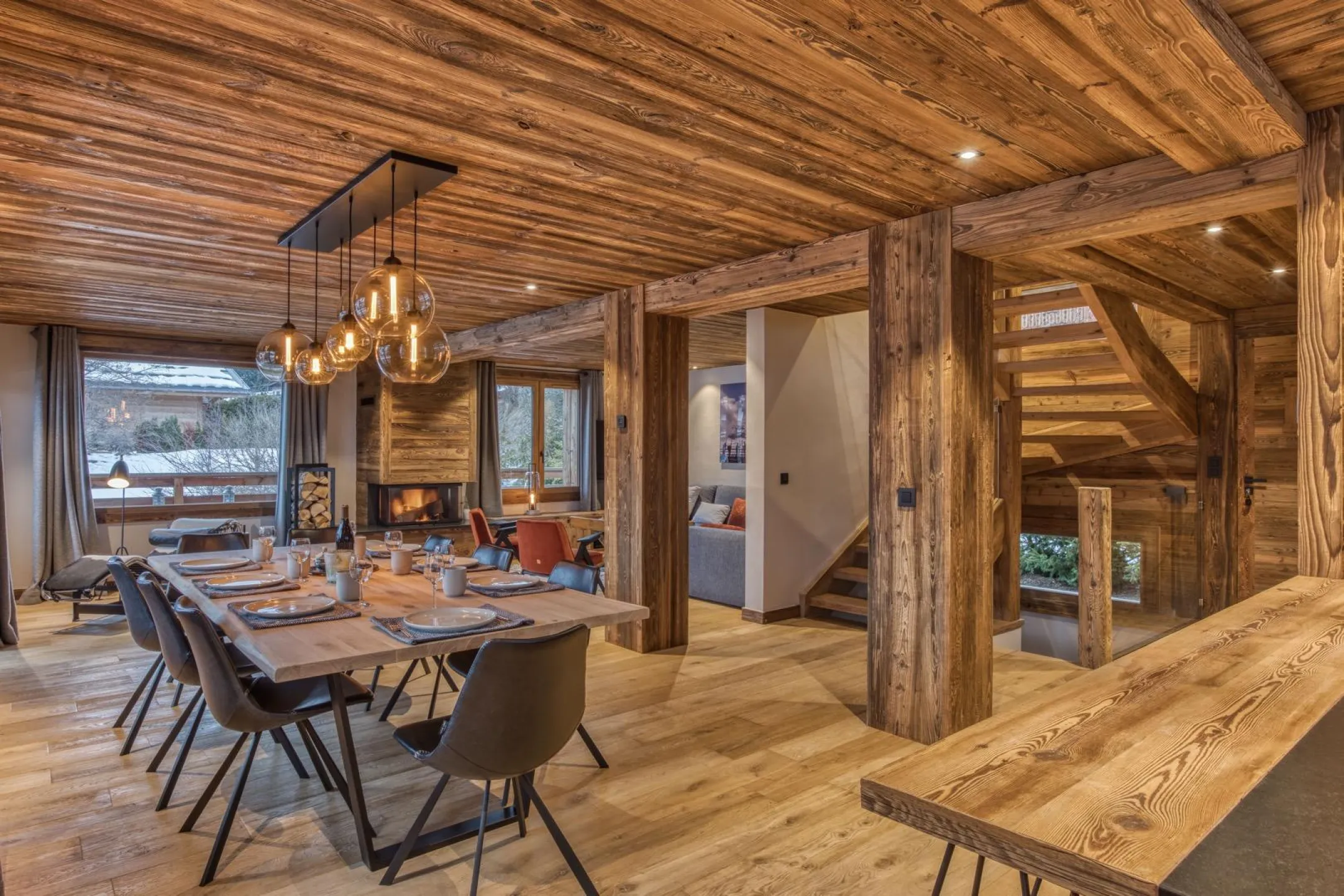 Bienvenue dans votre à chalet à Megève face au Mont Blanc. Un grand double living room tout en bois pour accueillir toute votre famille et vos amis. Et 5 chambres toutes en suite, pour votre intimité et votre confort. Un plus : un SPA extérieur pour vous 