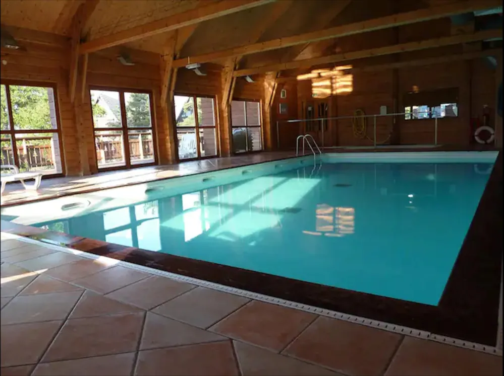Piscine intérieur chauffée accessible gratuitement pour les locataires du chalet - piscine dans le chalet d'accueil à 50m du chalet