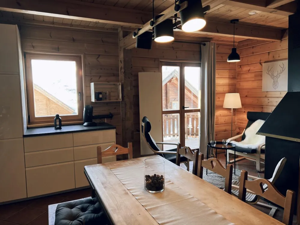 -  chalet en bois avec piscine