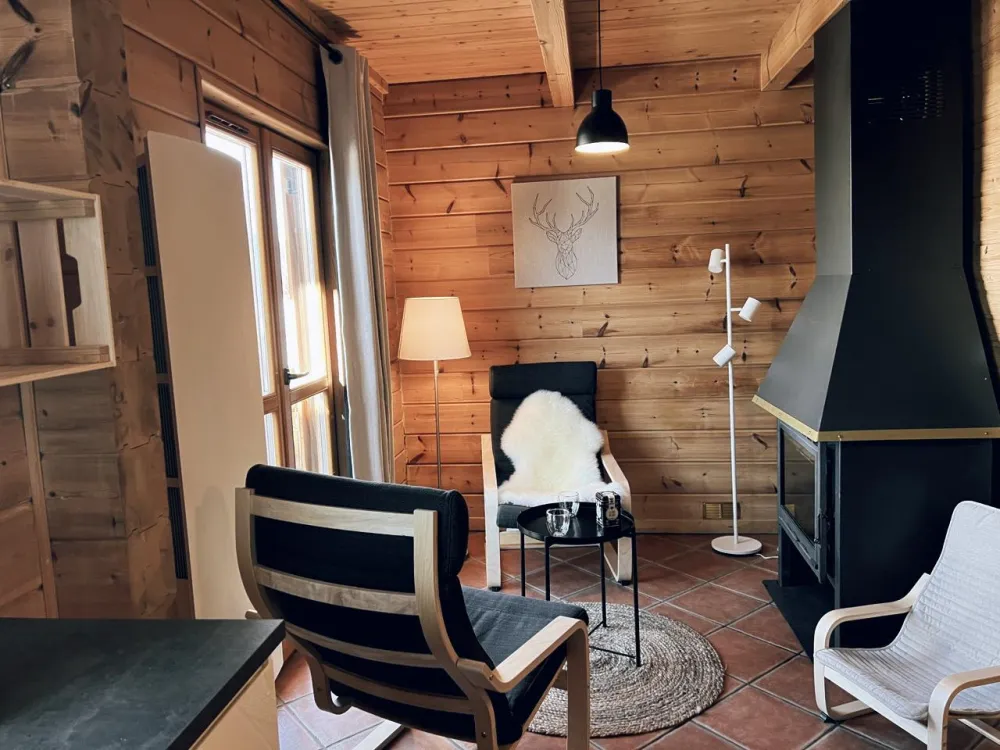 -  chalet en bois avec piscine