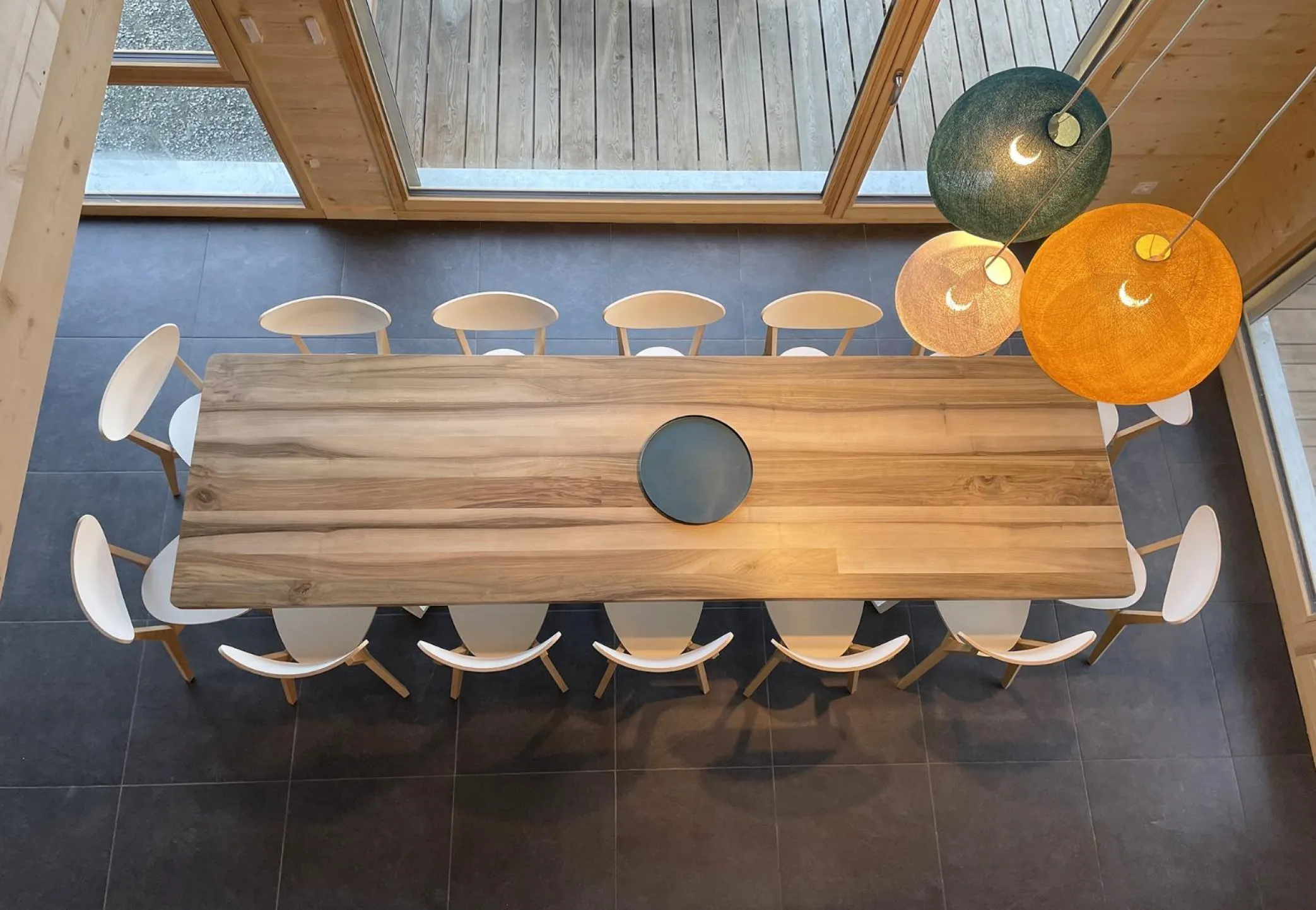 Espace repas pour 14 personnes avec vue sur les montagnes.
