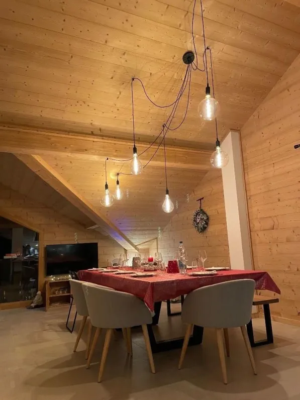 Salle à manger, espace ouvert avec cuisine et salon, sous charpente