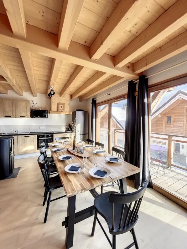 Dining room with south exposure and great view on the Aiguilles D'Arves.