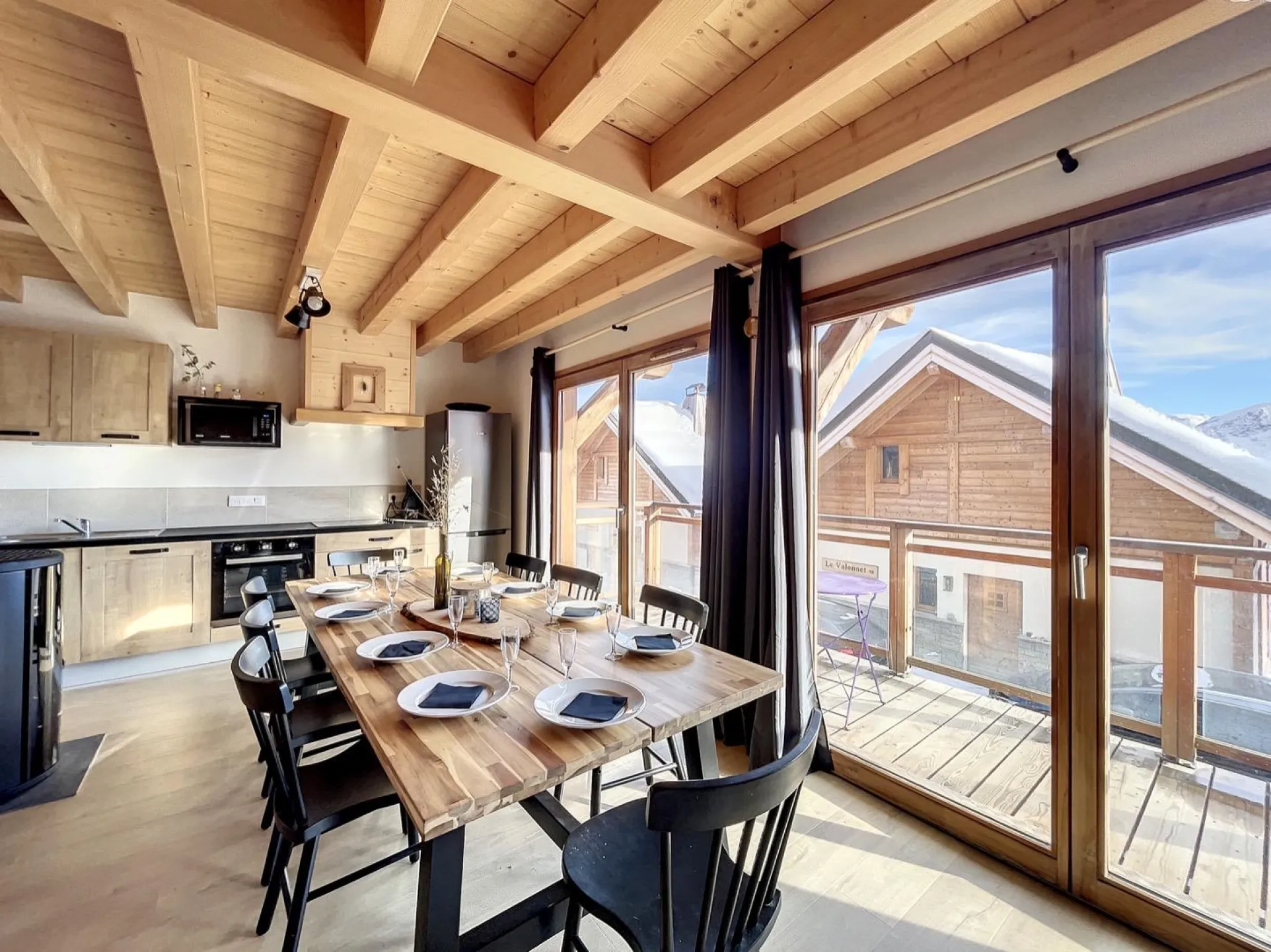 Dining room with south exposure and great view on the Aiguilles D'Arves.