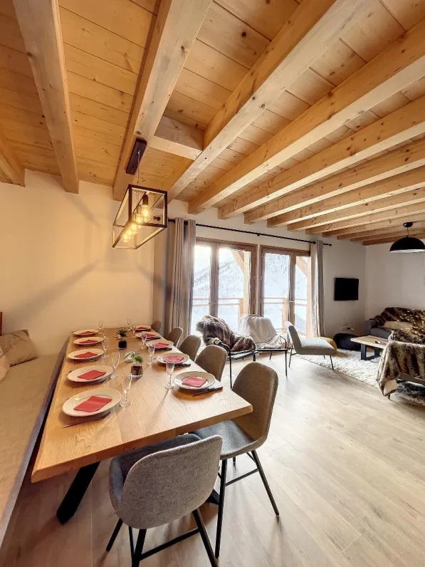 Dining room with south exposure on the Aiguilles D'Arves.