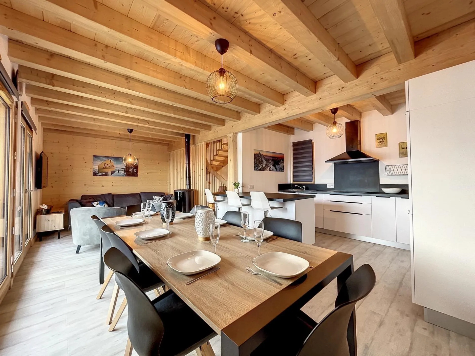 Living room with south exposure on the Aiguilles D'Arves.
