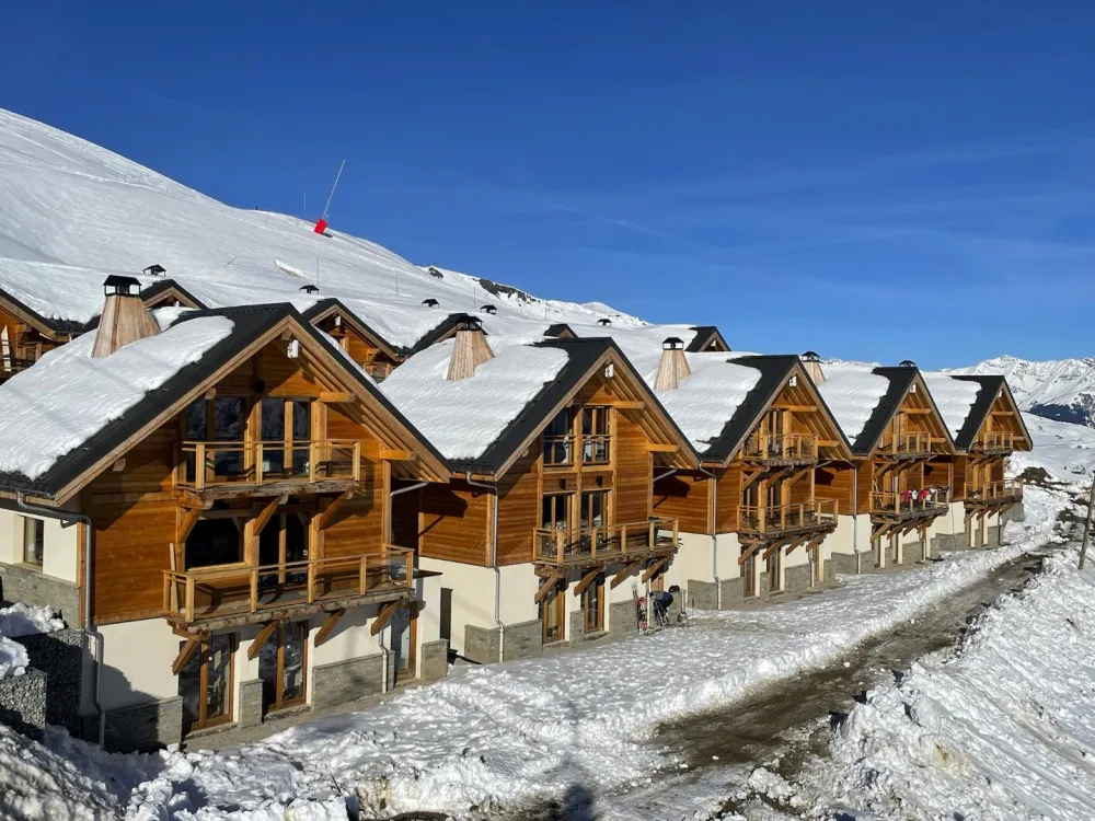 Vue sur les chalets type-3 du Hameau de Comborcière