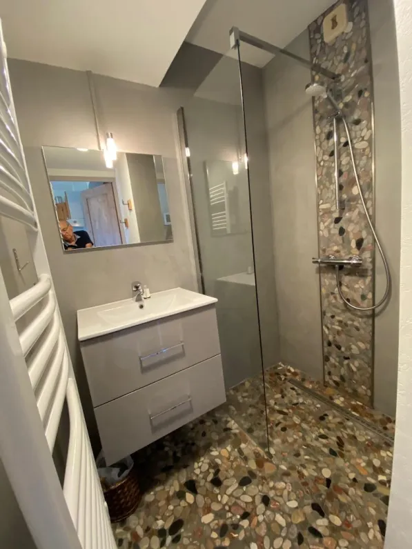 Salle d’eau avec Douche à l’italienne  refaite en automne 2017 au sol  galets polis lises très agréable.