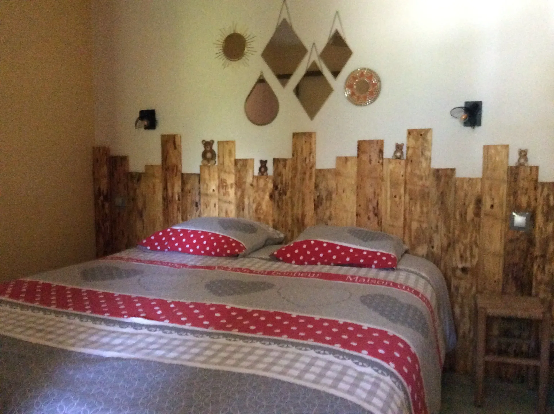 Chambre refaite, lit 180 / 200 ( literie neuve )