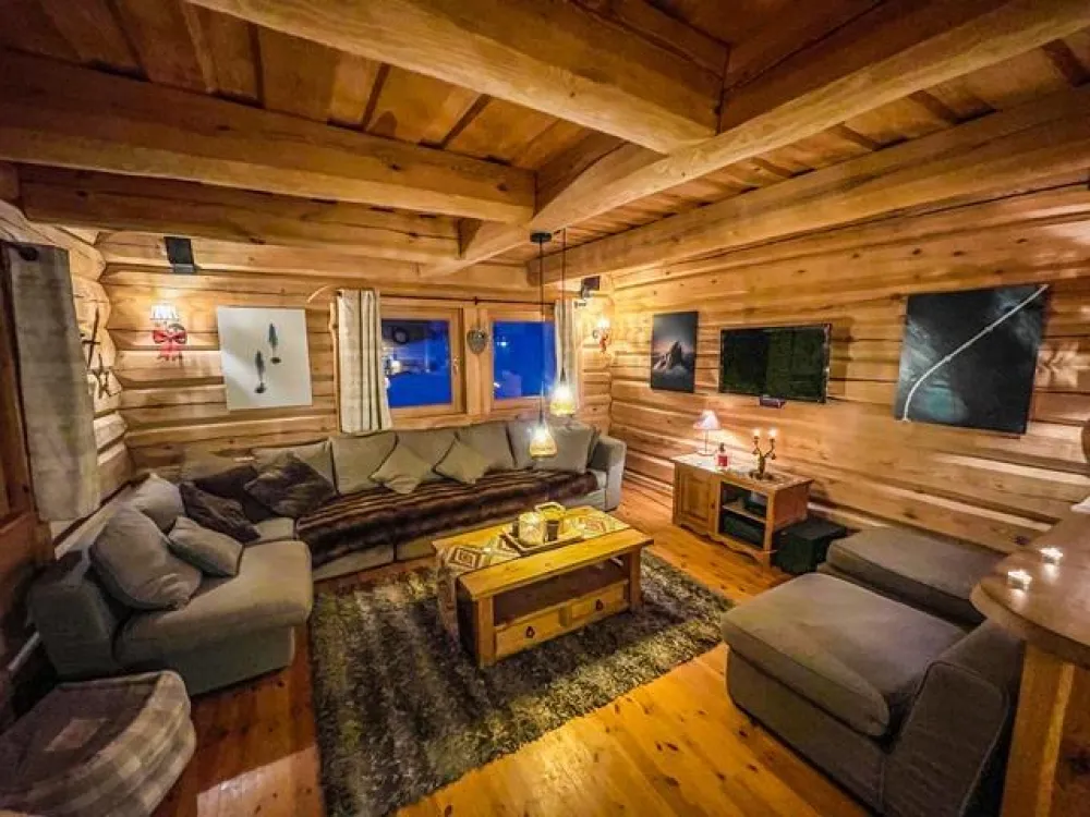 Grand salon cosy avec son poêle à bois