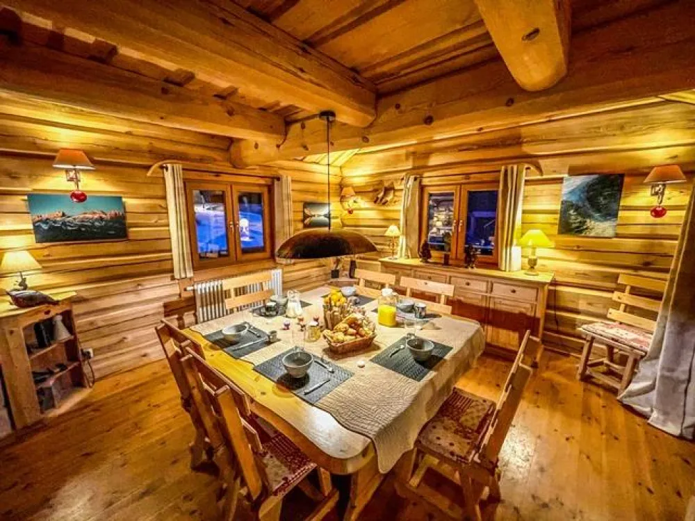 Salle à manger donnant sur belle terrasse