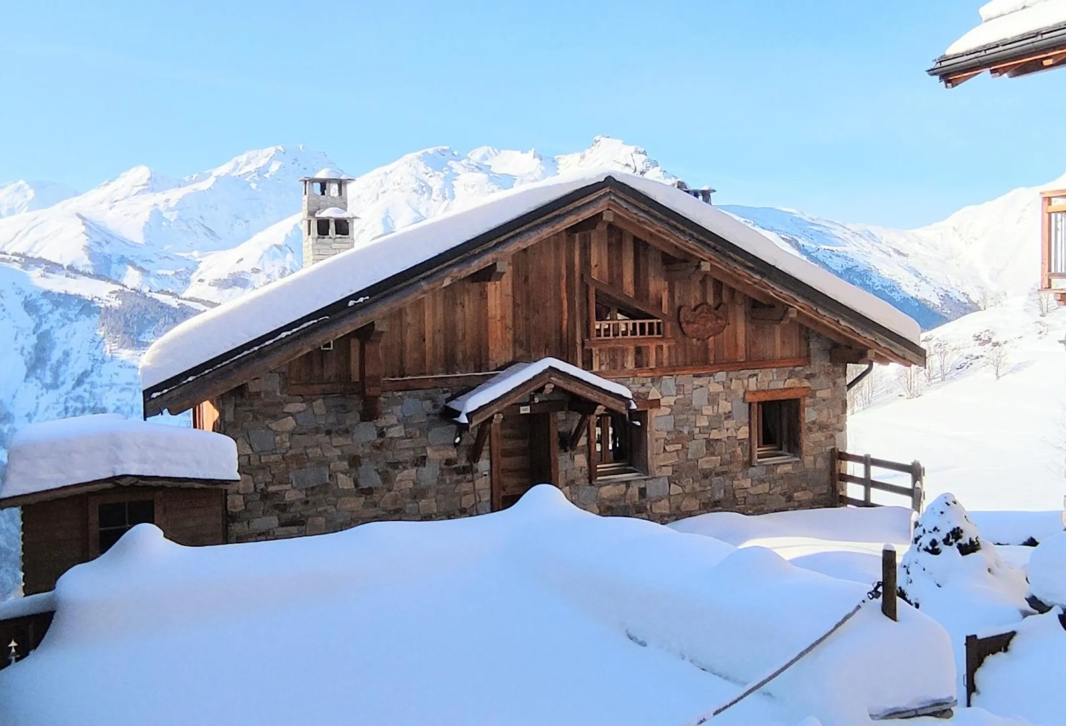 Ombre et lumière hivernales sur le chalet