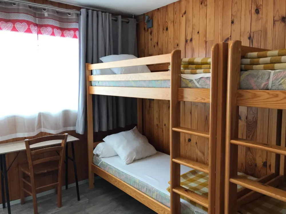 Chambre avec deux lits superposés.