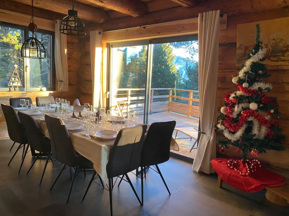 Salle à manger (10 couverts) et vue sur montagne