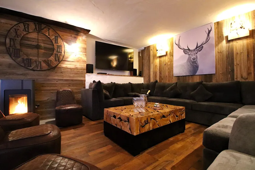 Retrouvez-vous tous ensemble pour l'apéritif autour du feu dans ce beau séjour, décoré dans un style montagnard.