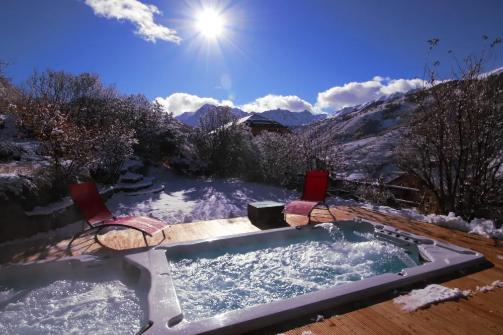 Le spa de nage de ce majestueux chalet, chauffé toute l'année pour votre confort optimal. Venez vous baigner dans la piscine à 30° et le jacuzzi bouillonnant à  37°.