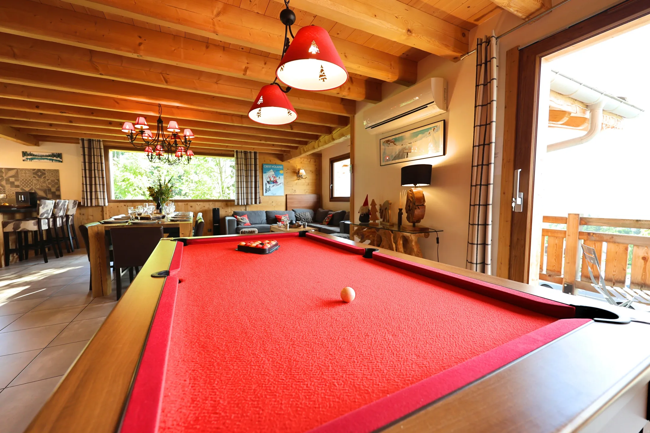 Séjour, salon, salle à manger, cuisine et billard