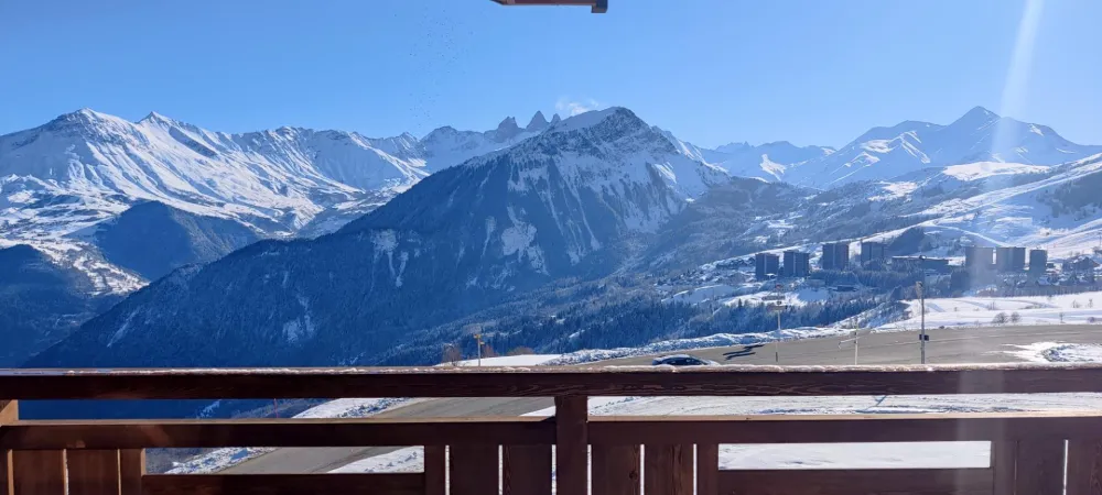 Une vue magnifique sur les aiguilles d'Arve, le mont Charvin et le râteau de la Meije.