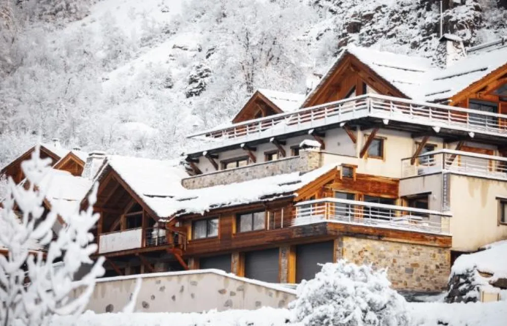 Chalet sous la neige