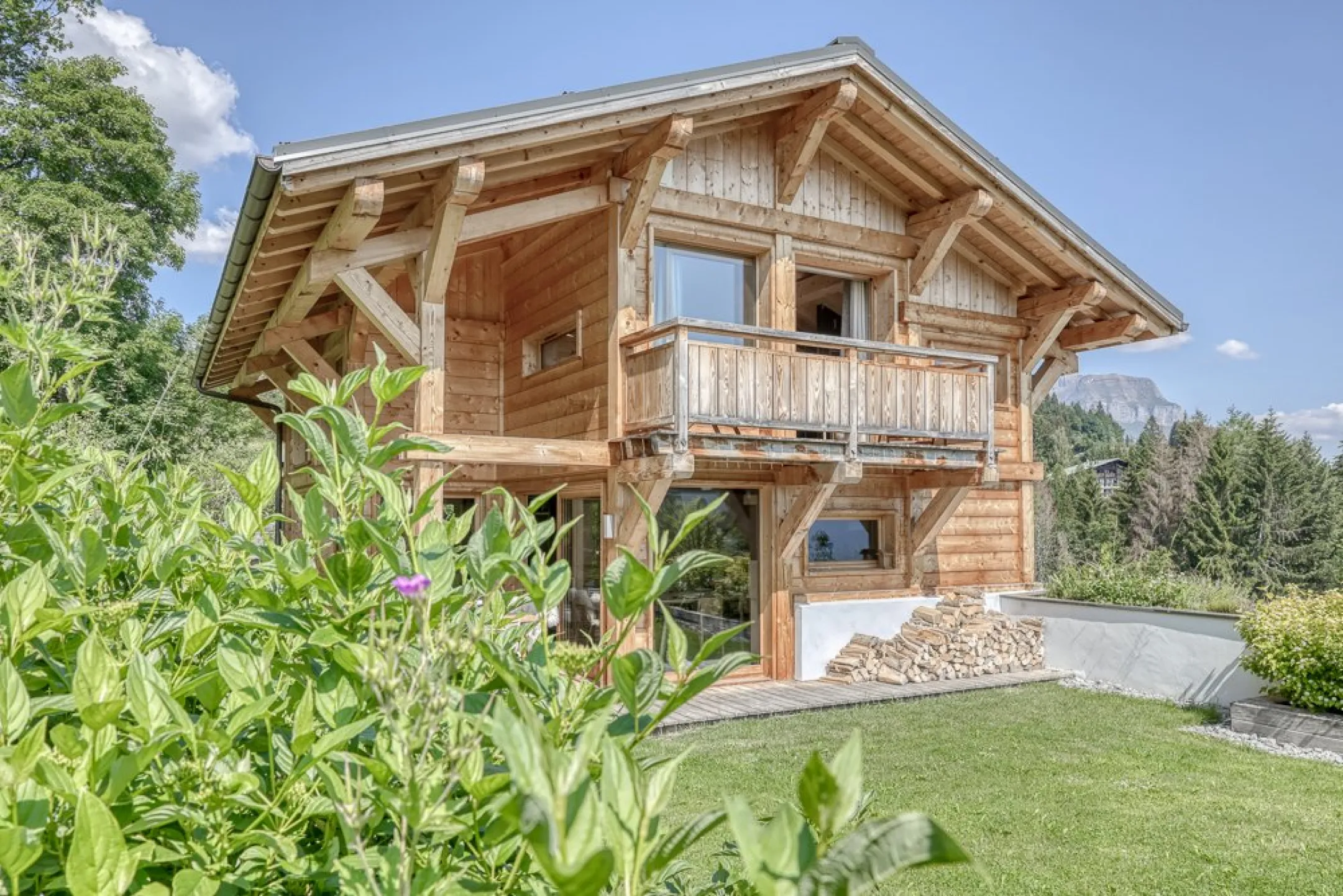 Chalet de luxe classé 4 étoiles à 11 mn à pied du centre ville, 15 mn du lac biotop et 10 mn de Megève.  Le chalet se dresse face au Mt-Blanc. Il est situé dans un cadre champêtre à l'écart de la circulation. Départ de sentier de randonnée au pied du chal