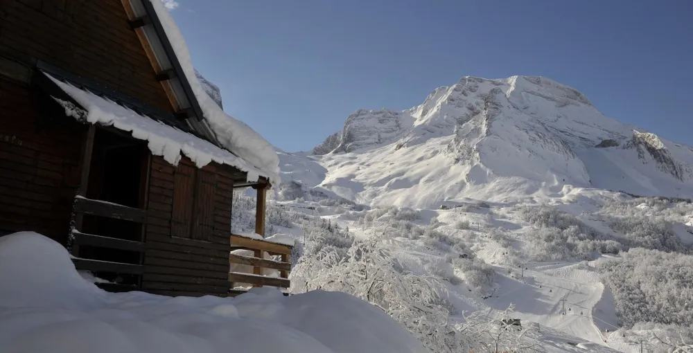 Façade Nord du chalet et vue sur le pic du Ger