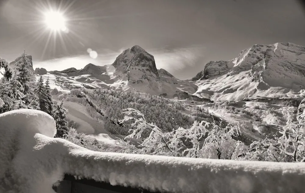 Vue depuis le balcon du chalet un jour de bel enneigement.