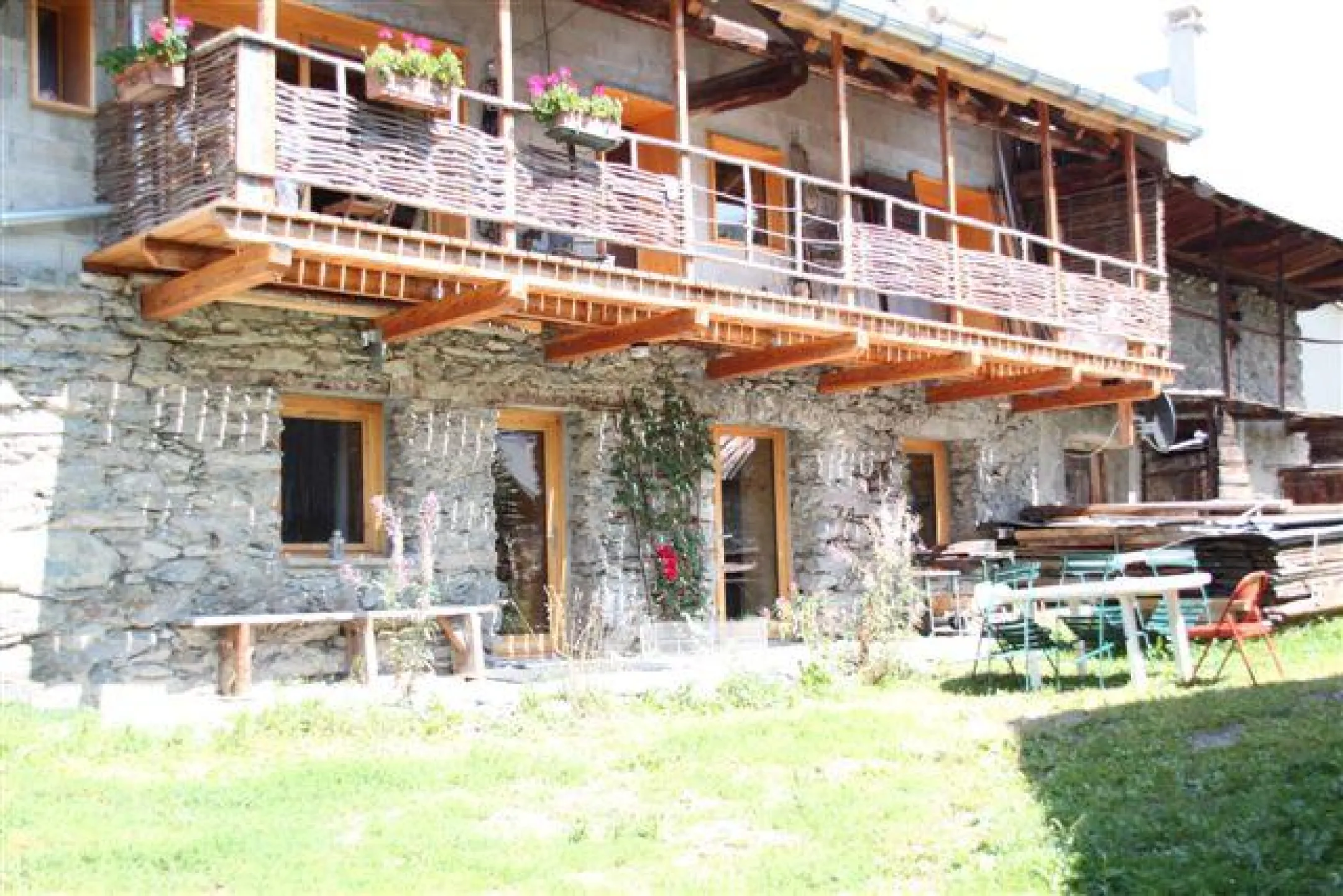 Our cottage "La pierre des Etoiles", with on the groundfloor the appartment that wLiving rooe propose to rent