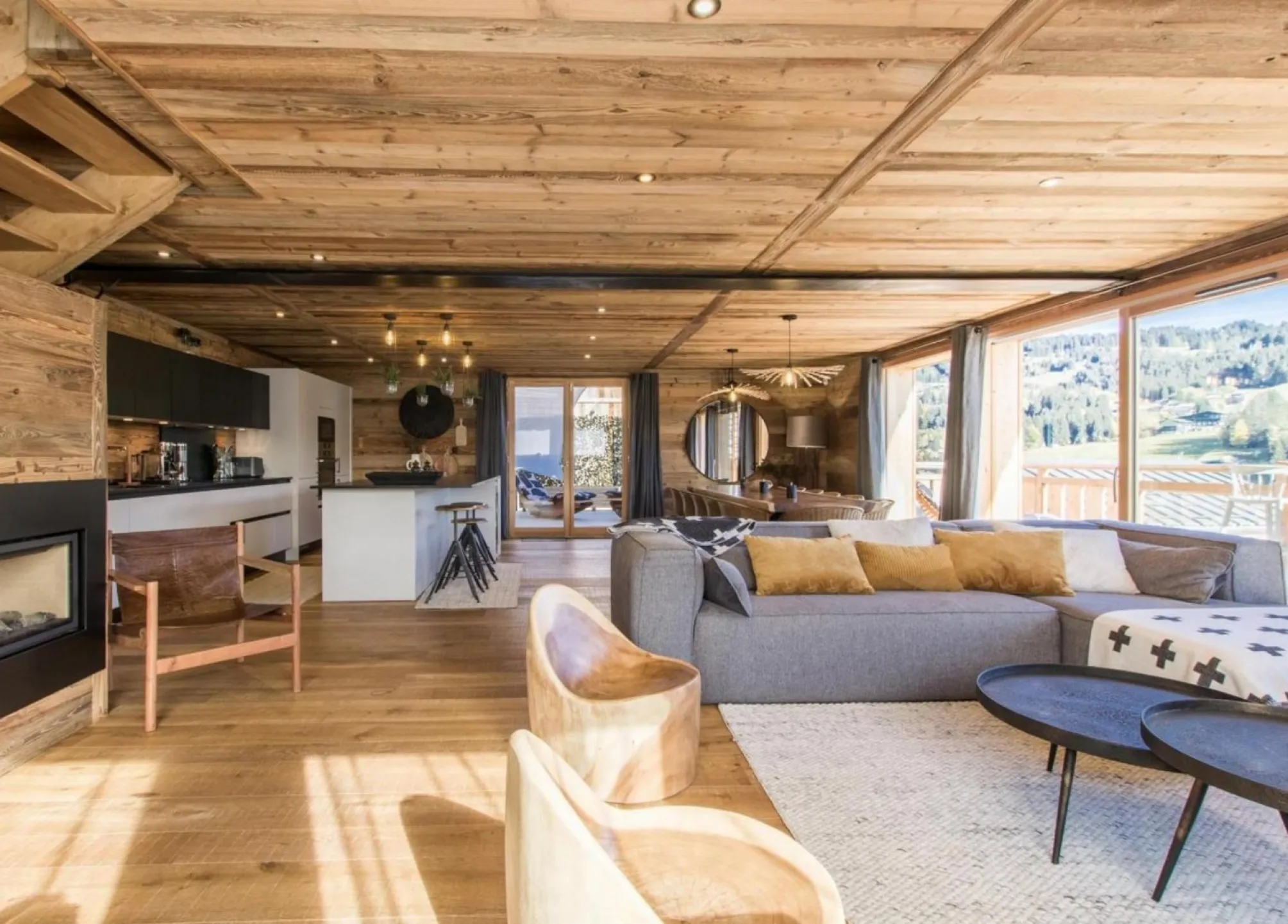 Salon et salle de séjour donnant sur 2 terrasses exposées sud, l'une desservant le Jacuzzi et la seconde sur façade