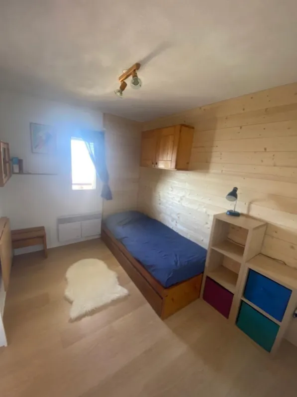 Vue de la chambre avec 2 lits 1personne qui peuvent se transformer en lit double.