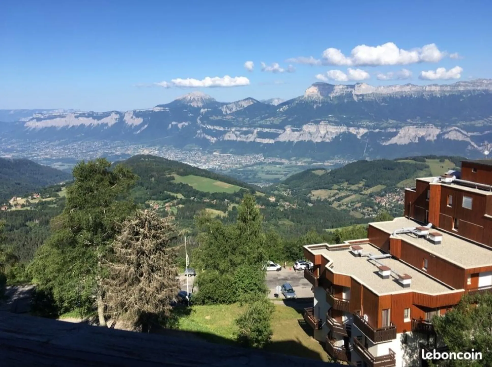 Vue de notre balcon sur le massif de la chartreuse.  Vous pourrez observer la vallée Grenobloise ainsi que Grenoble de jour comme de nuit.