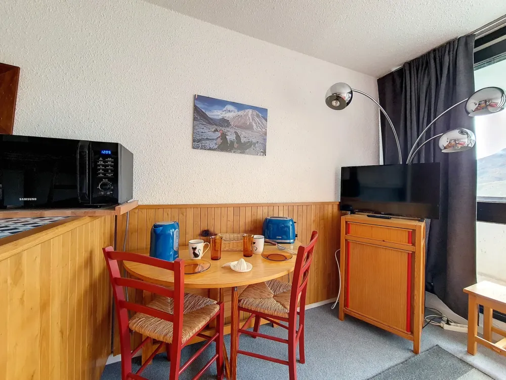 Studio lumineux vue chaine de montagnes