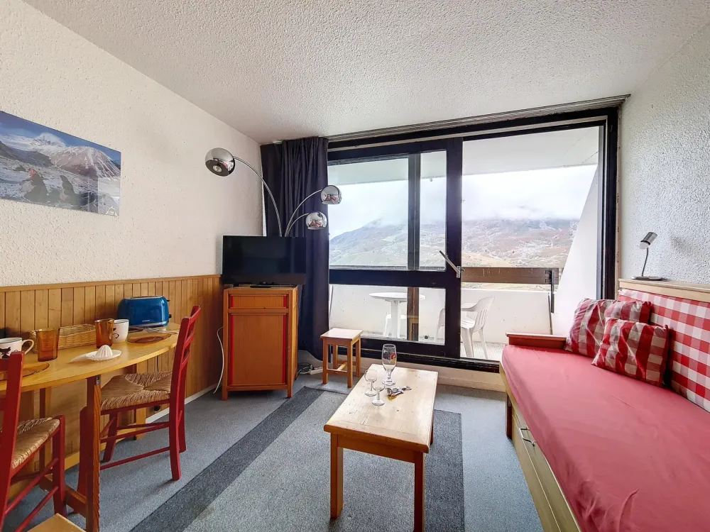 Studio lumineux vue chaine de montagnes