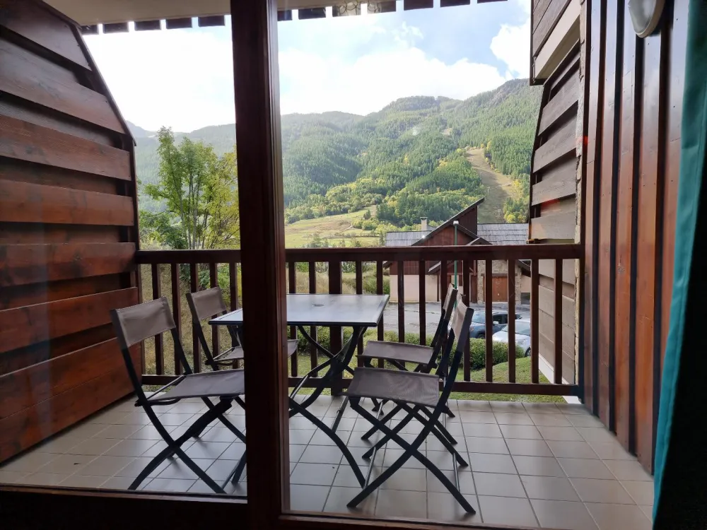 Bessa - vue degagee sur les montagnes et jardin